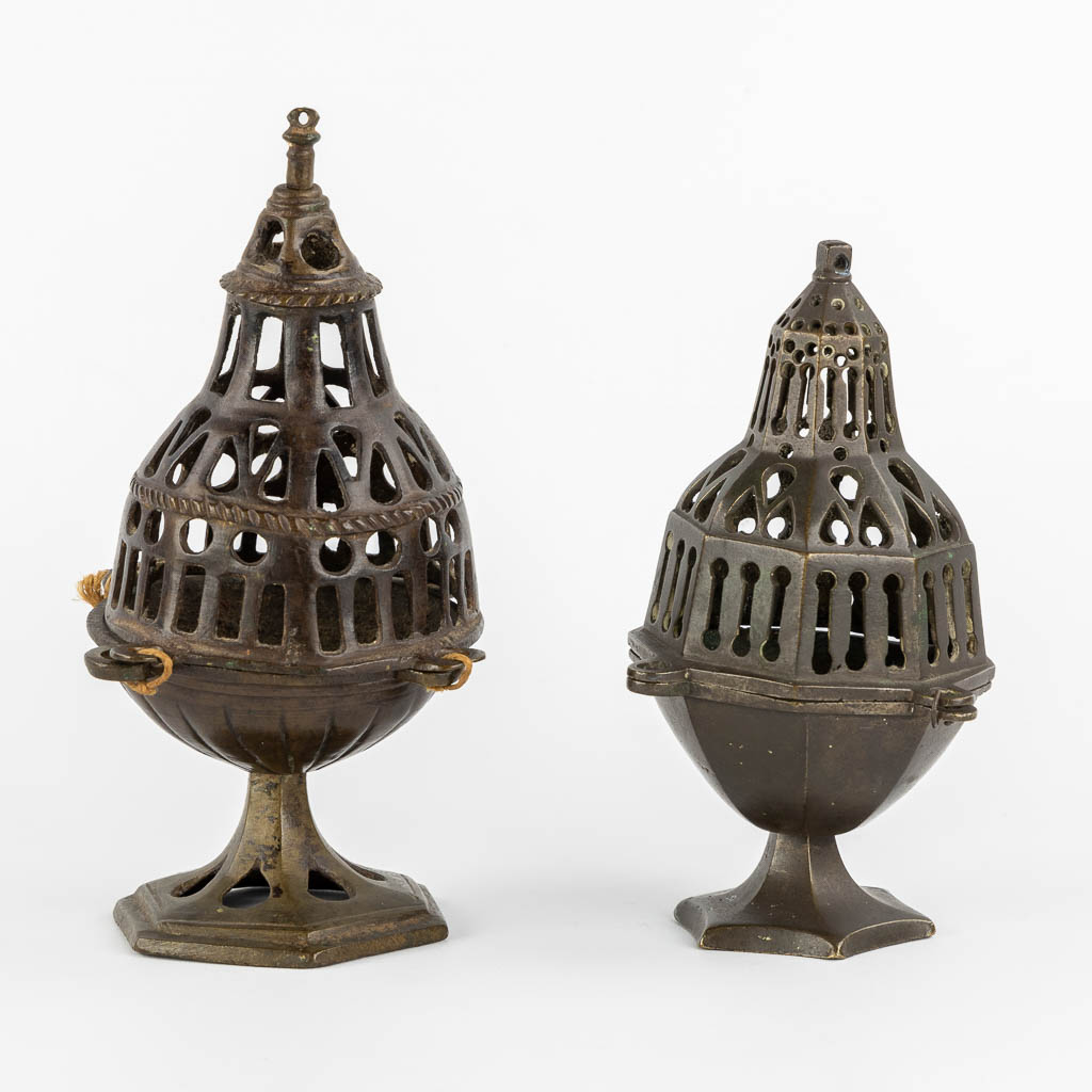 Two Gothic brass inscence burners, Flanders, 15th/16th C. (H:21 x D:13 cm)