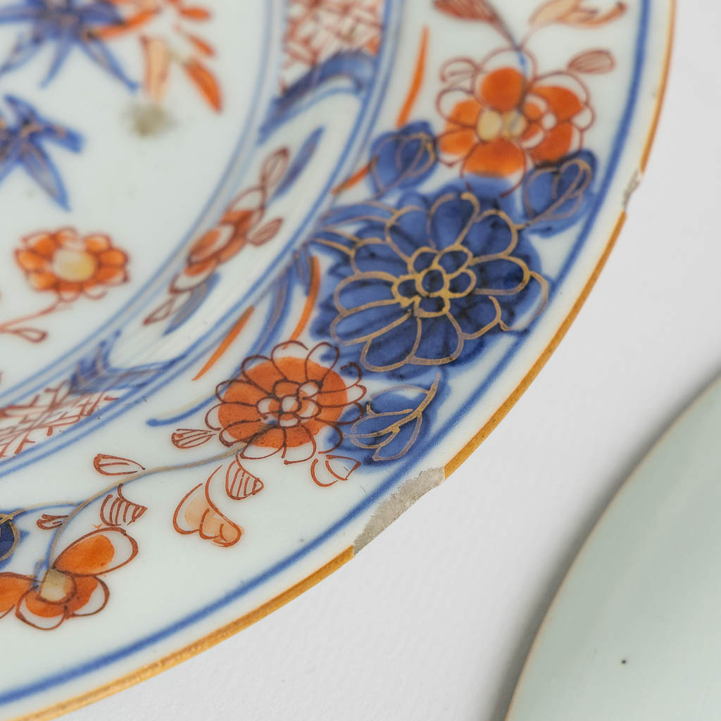 A large collection of Chinese and Japanes porcelain, Imari, Blue-white and Famille Rose. (D:23,5 cm)