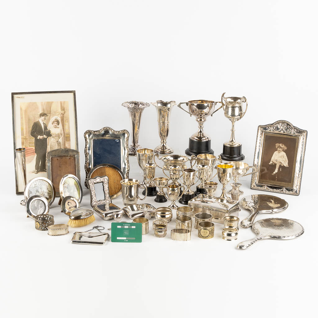 Een grote collectie zilver items, Trofeeën, fotokaders, servietringen, . Engeland. 