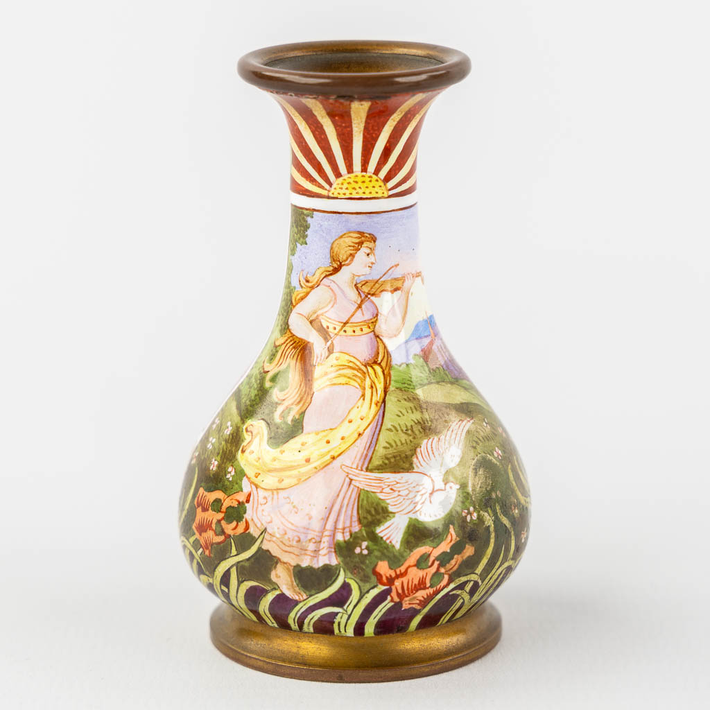 A pair of vases with an enamel decor, Art Nouveau. (W:4,5 x H:7,5 cm)