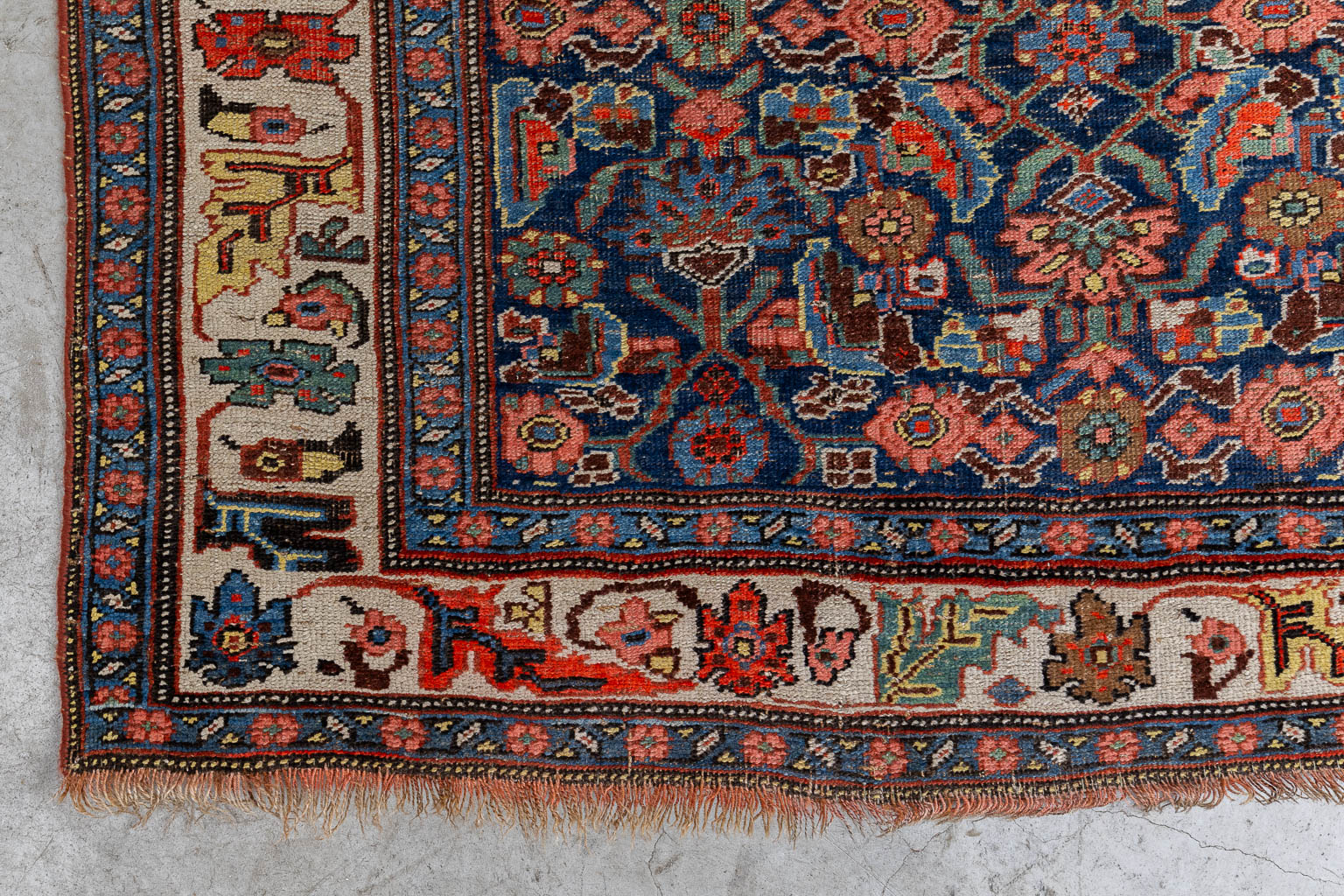 A Persian hand-made runner with floral decor. (L:120 x W:319 cm)