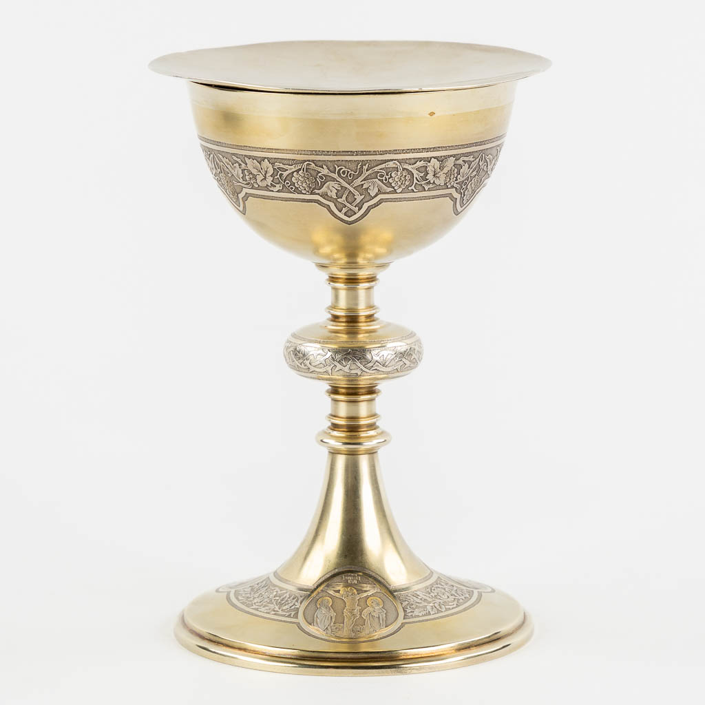 Honoré Leballeur, A vermeil chalice and paten in the original box. Gothic Revival, 1920. (H:19 x D:12,5 cm)