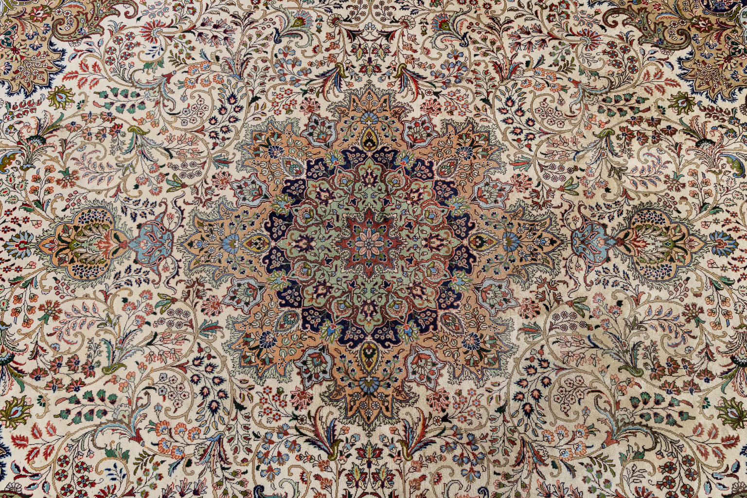 A large Oriental hand-made karpet, Keshan/Kashan. (L:389 x W:300 cm)