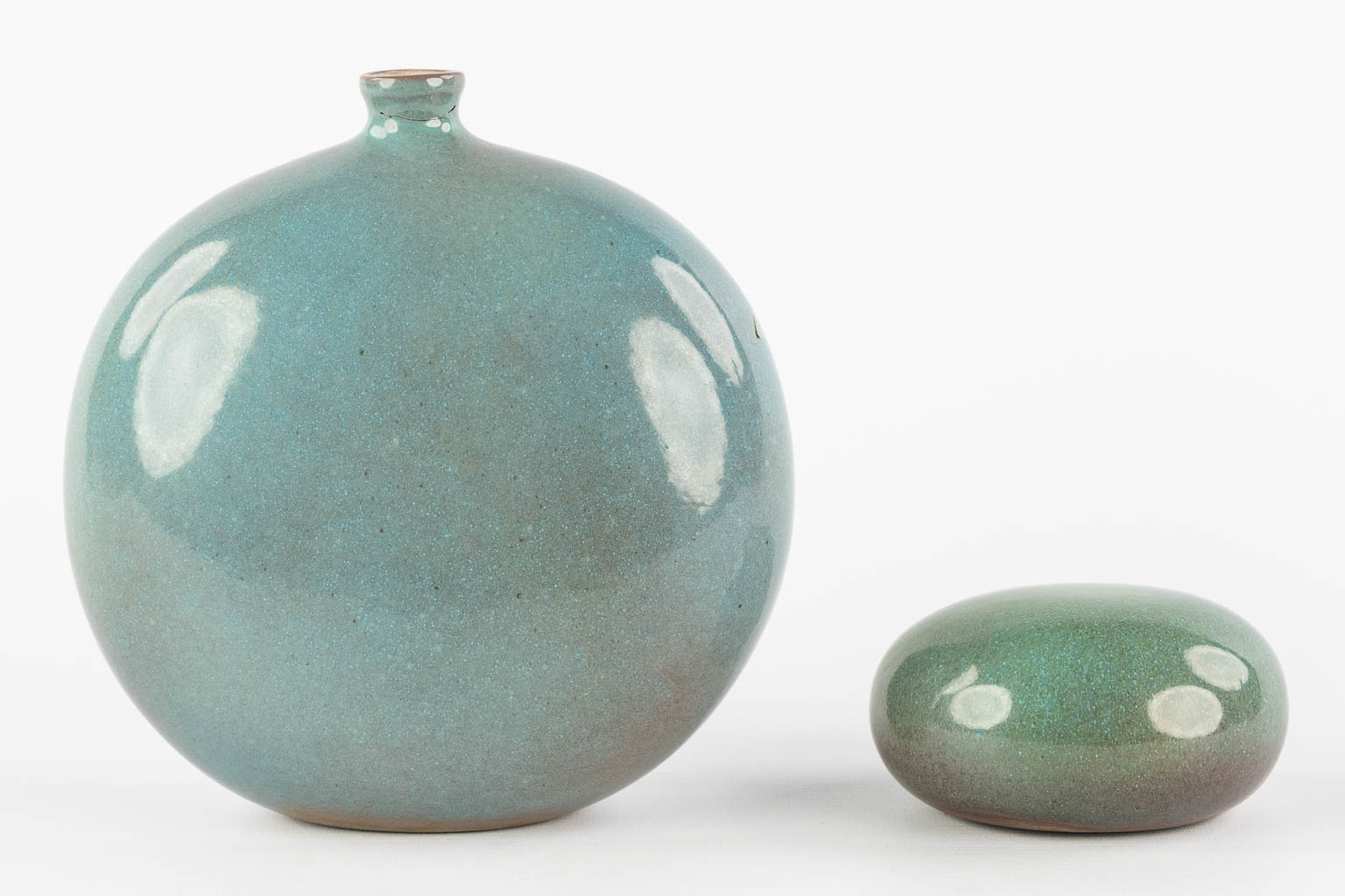 Jacques & Dani RUELLAND (XX-XXI) 'Pebble & Vase' (W:17 x H:17,5 cm)