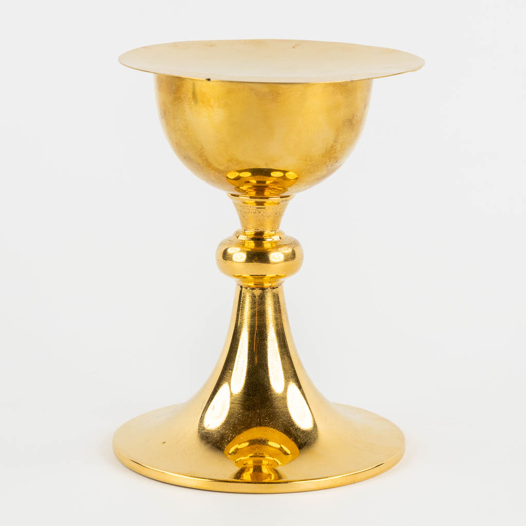 A modern chalice with vermeil cuppa, paten. 20th C.  (H:19 x D:14 cm)