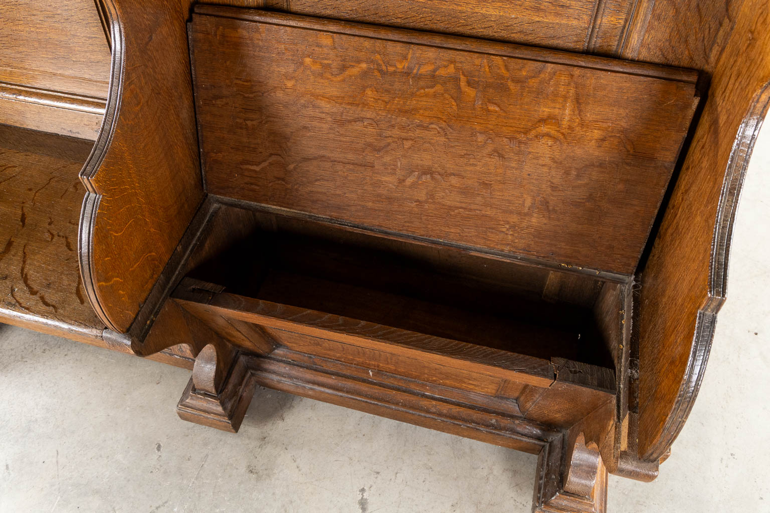 An antique Choir Bench, or Church Bench, oak, 18th C. (L:42 x W:137 x H:93 cm)