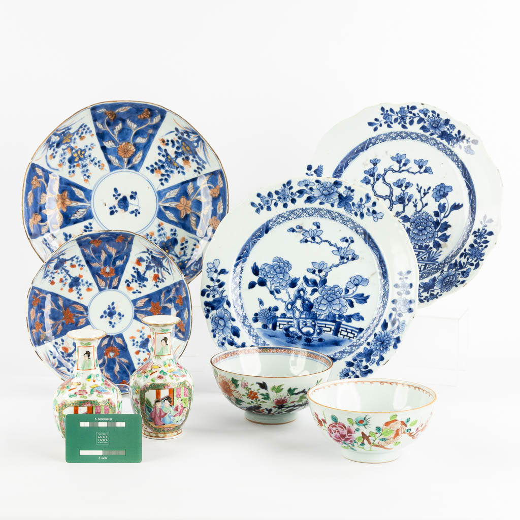 A collection of Chinese porcelain, Blue-white, Canton, Famille Rose and Imari. 18th/19th C. (D:29 cm)