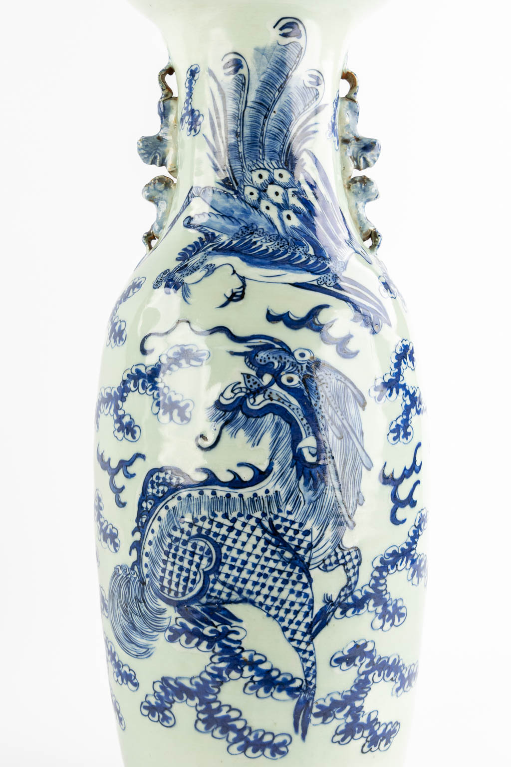 Twee Chinese vazen, blauw-wit decor met een draak, Fenix en Fauna, Flora. (H:60 x D:21 cm)