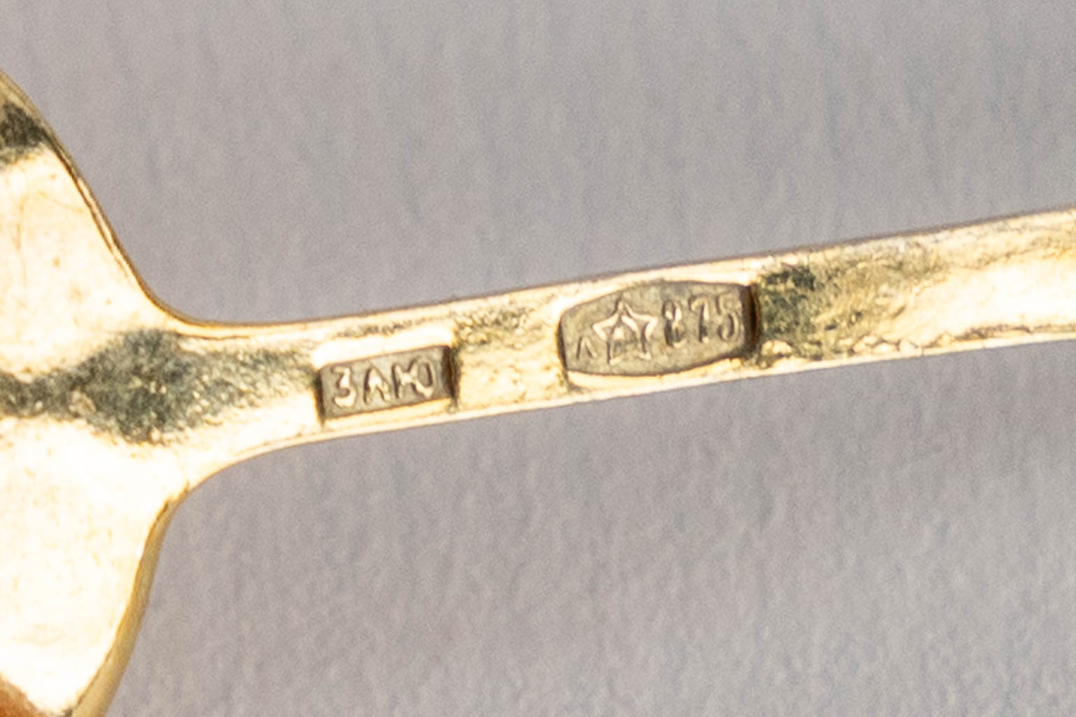 Een collectie zilver lepels en geëmailleerde verzilverde glazenhouders. Rusland. (H:11,5 cm)