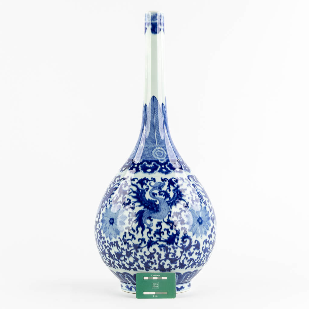 A large Chinese vase, blue-white with a floral decor. (H:61 x D:24 cm)