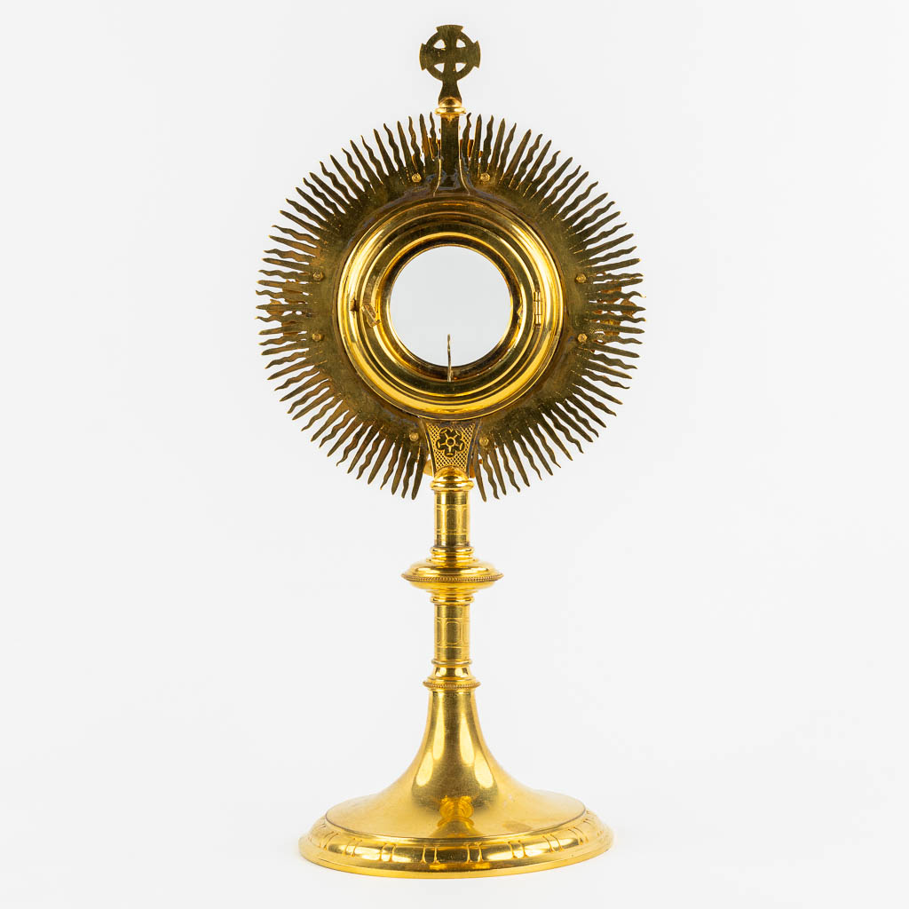 A gilt brass sunburst monstrance, 20th C. (W:20 x H:40 cm)