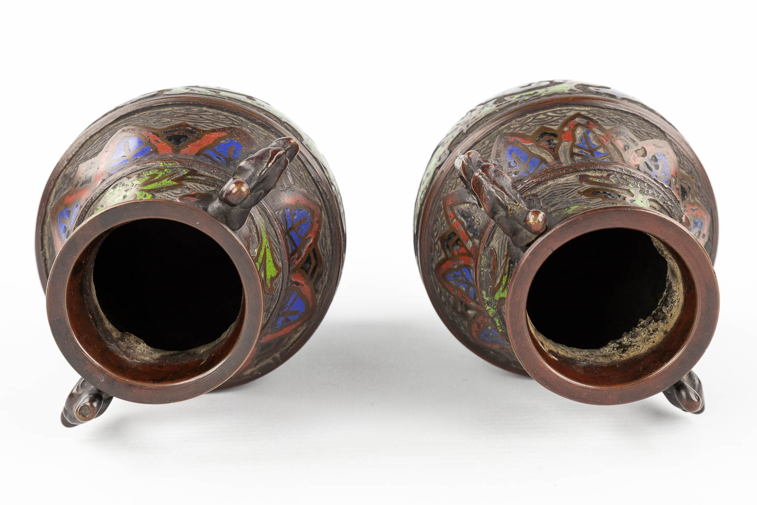 A pair of vases and pitchers, champslevé enamel on bronze base. 20th century. (H:15 x D:10,5 cm)