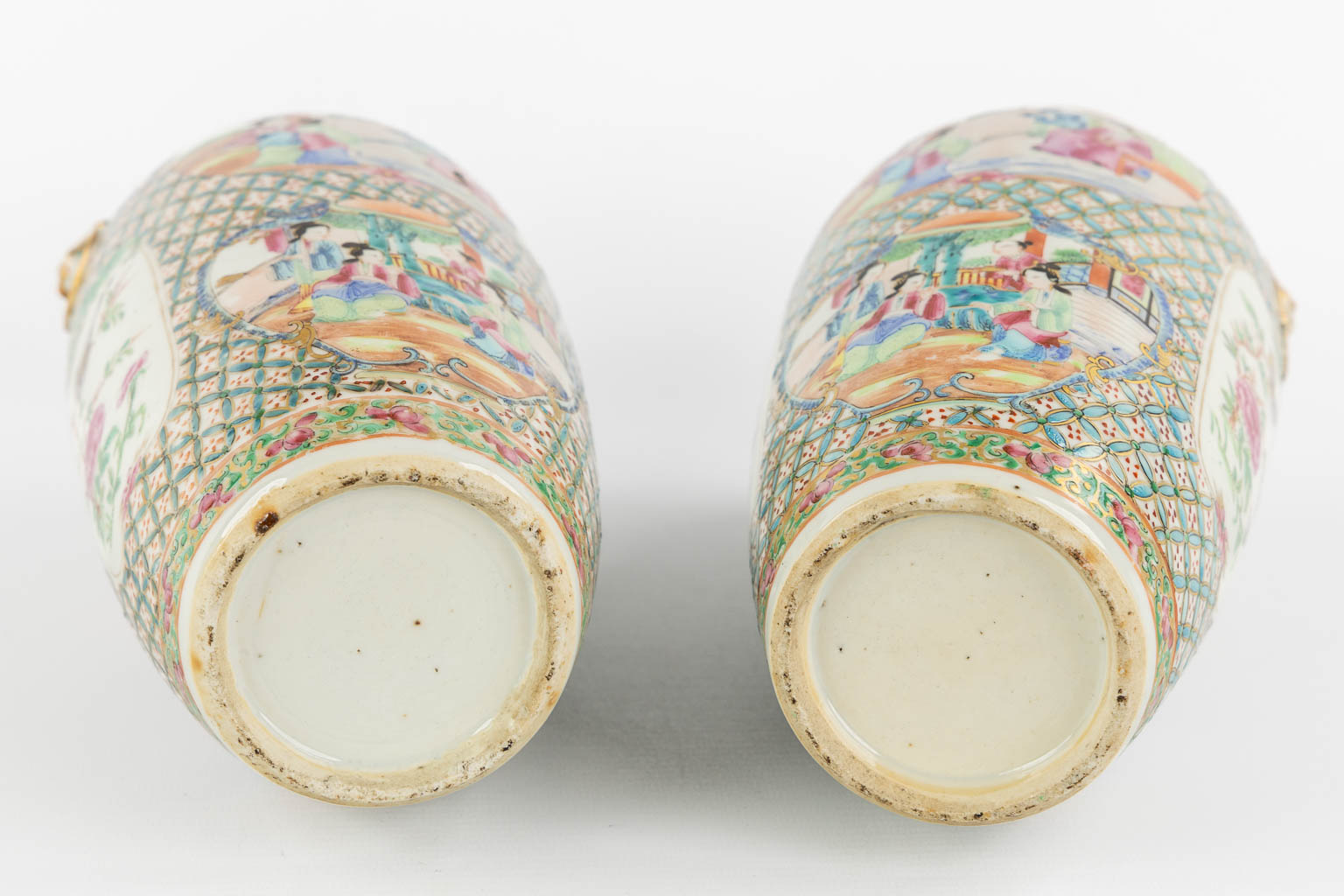 A pair of Chinese Canton vases with a fine decor, 19th C. (H:24 x D:12 cm)