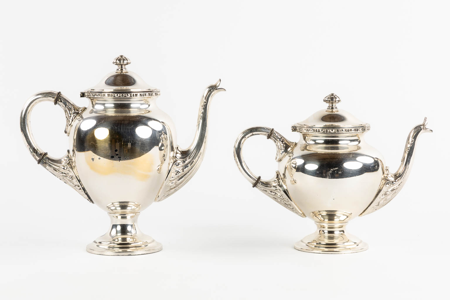 Wiskemann, a silver-plated coffee and tea service, addded are two serving bowls. (L:35,5 x W:57 cm)