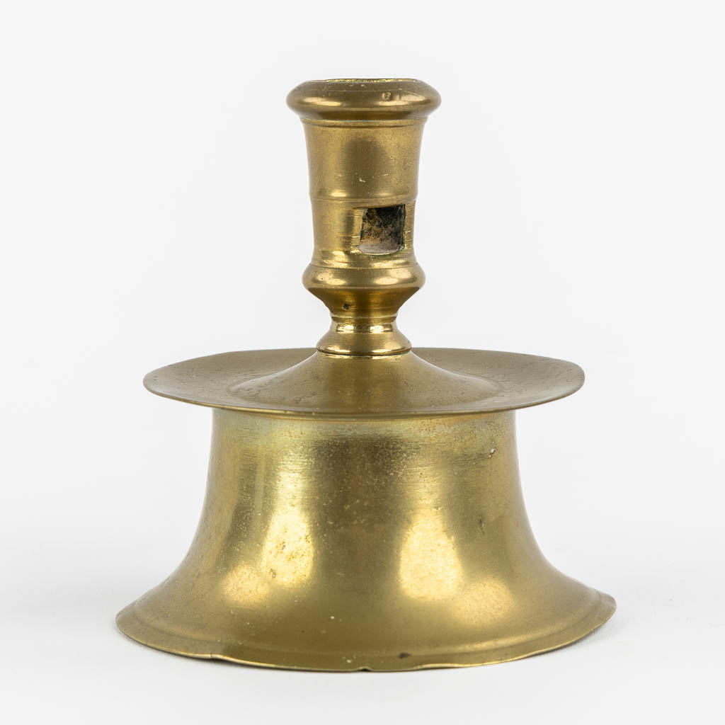 A Flemish brass 'Capstan' candelstick, early 16th C. (H:12 x D:11,5 cm)