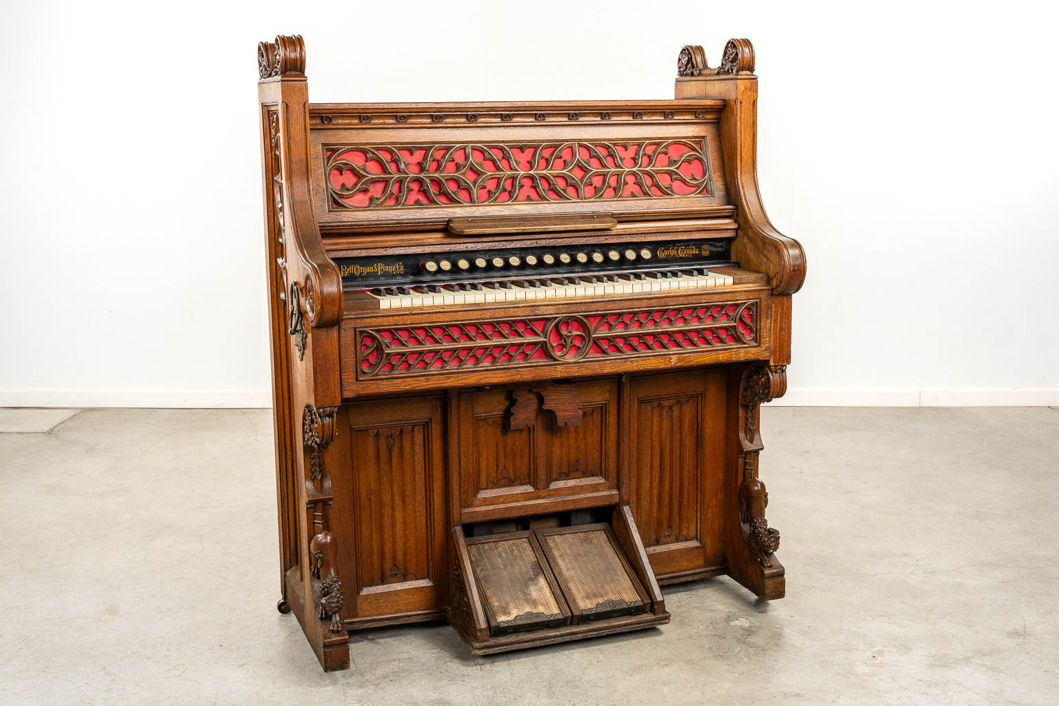 Een antiek orgel, gesculpteerd hout in Neogotische stijl, circa 1900.