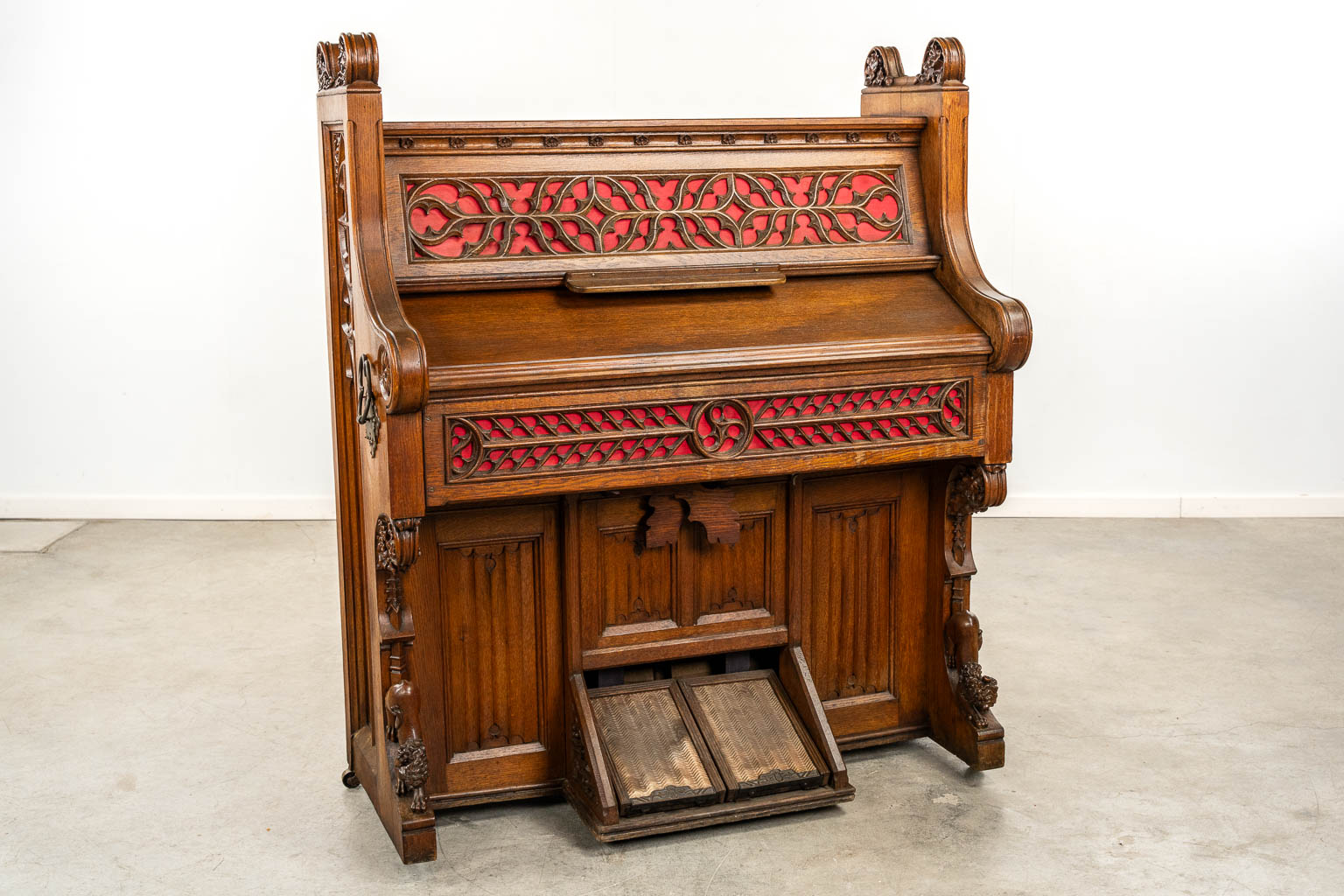 Een antiek orgel, gesculpteerd hout in Neogotische stijl, circa 1900.