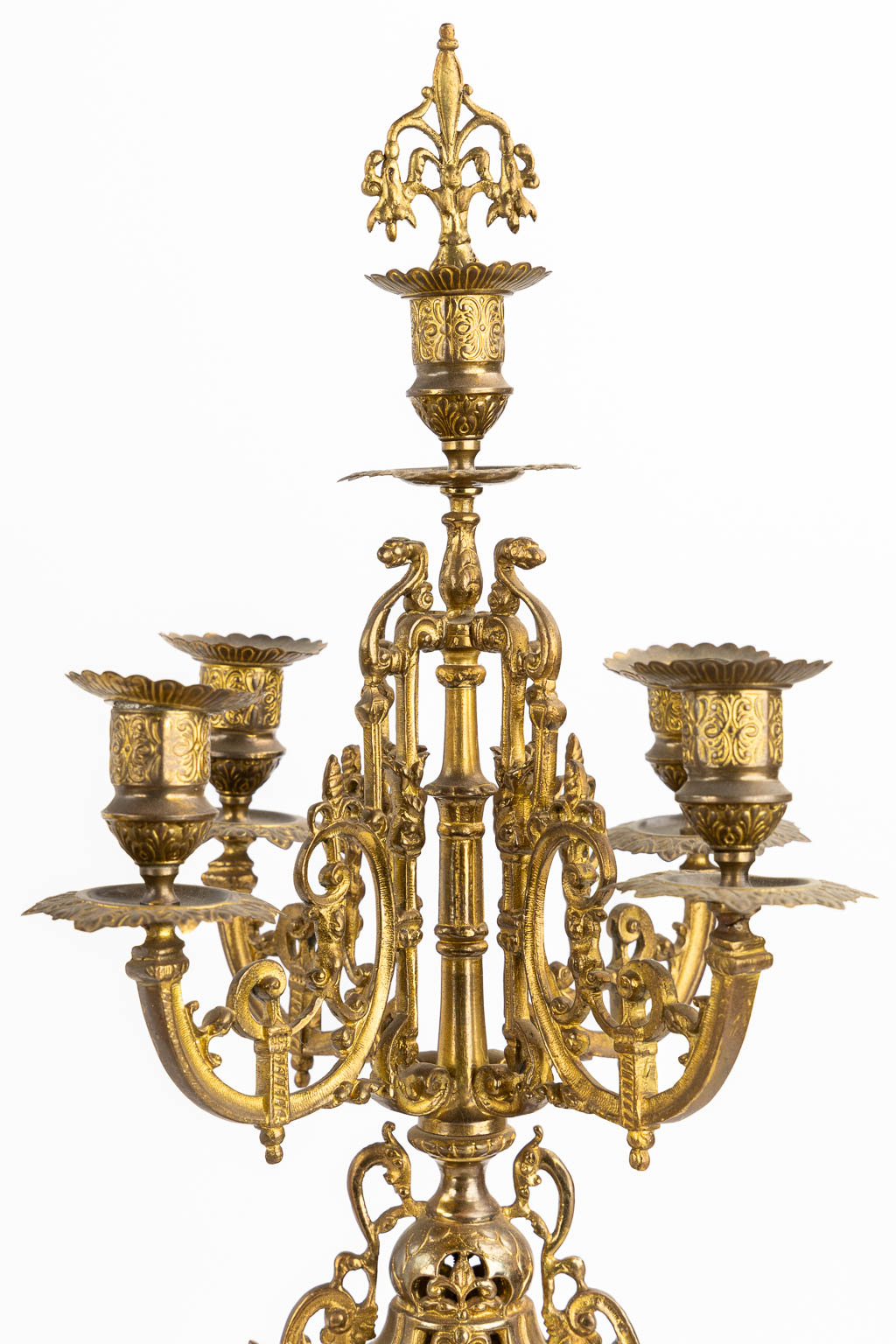 A three-piece mantle garniture clock and candelabra, bronze. 20th C. (L:12 x W:28 x H:51 cm)