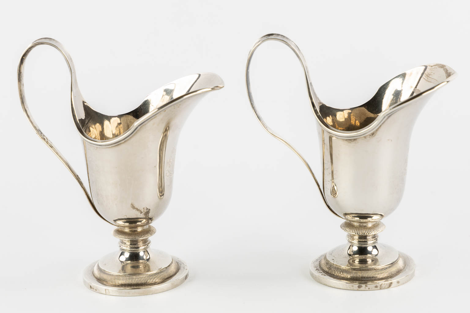 Phillipus MYS (1801-1881) 'Wijn en water ampullen', zilver, Brugge. 779g. (L:18,5 x W:26,5 x H:14 cm)