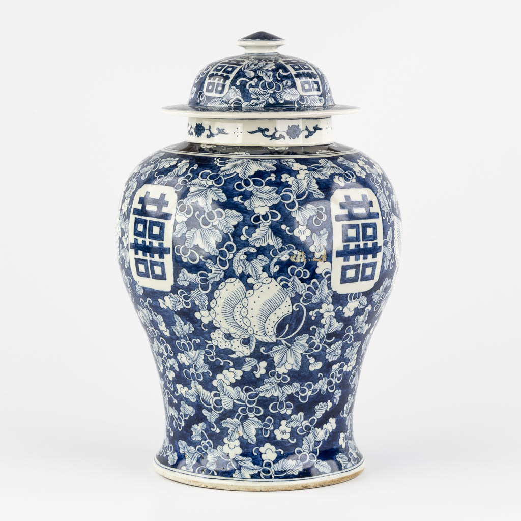 Een Chinese balustervaas met blauw-wit decor van prunus en dubbele Xi. 19de/20ste eeuw. (H:42 x D:26 cm)