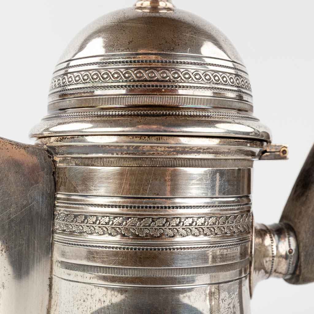 A solid silver tea- and sugar pot, marked 800. 1,222 kg. (L: 12,5 x W: 21 x H: 26 cm)