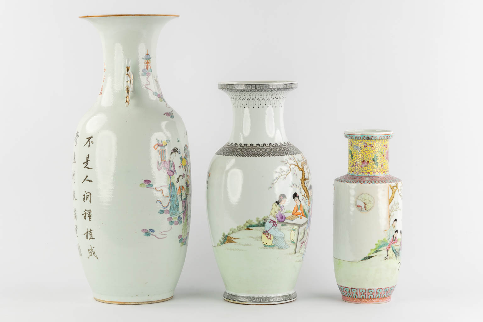 Drie Chinese vazen met decor van dames. (H:58 x D:23 cm)