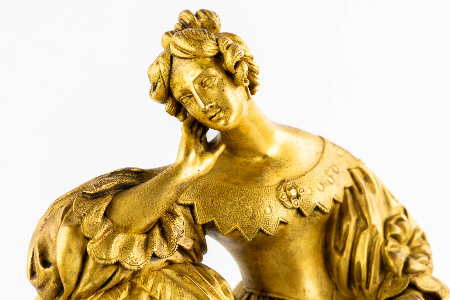 A mantle clock with a resting lady, gilt bronze. France, 19th C. (L:13 x W:38 x H:43 cm)