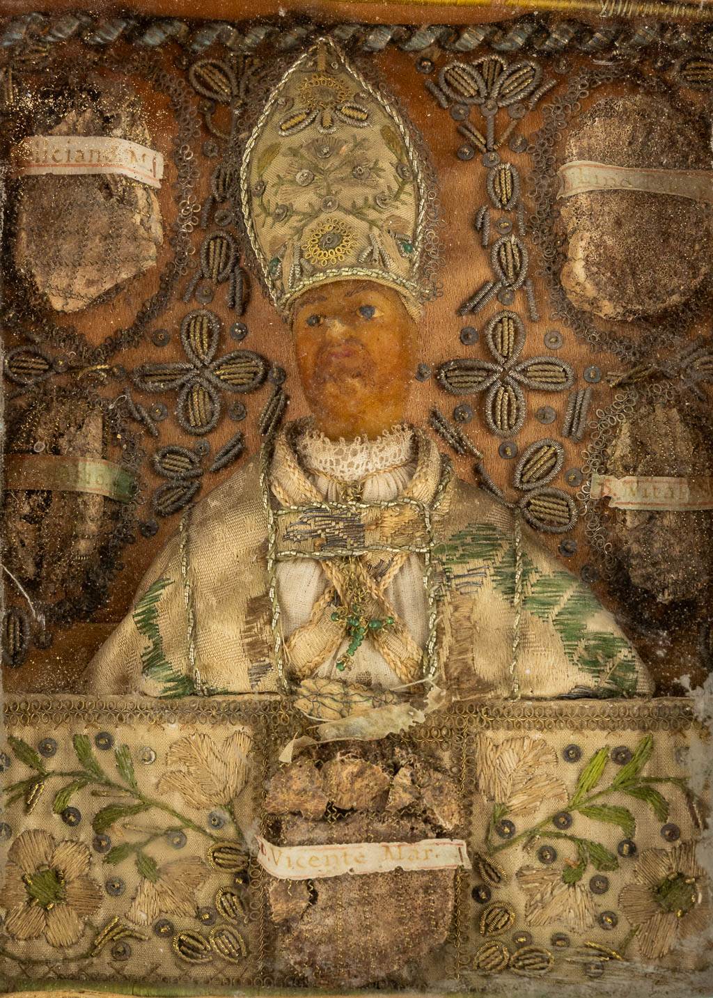 A large reliquary box with 5 relics and a wax figurine, Saint Vincent, Martyr. (W:16 x H:21 cm)