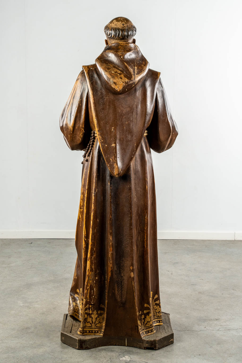 Een antieke houtsculptuur 'Franciscus van Assisi', 19de eeuw.