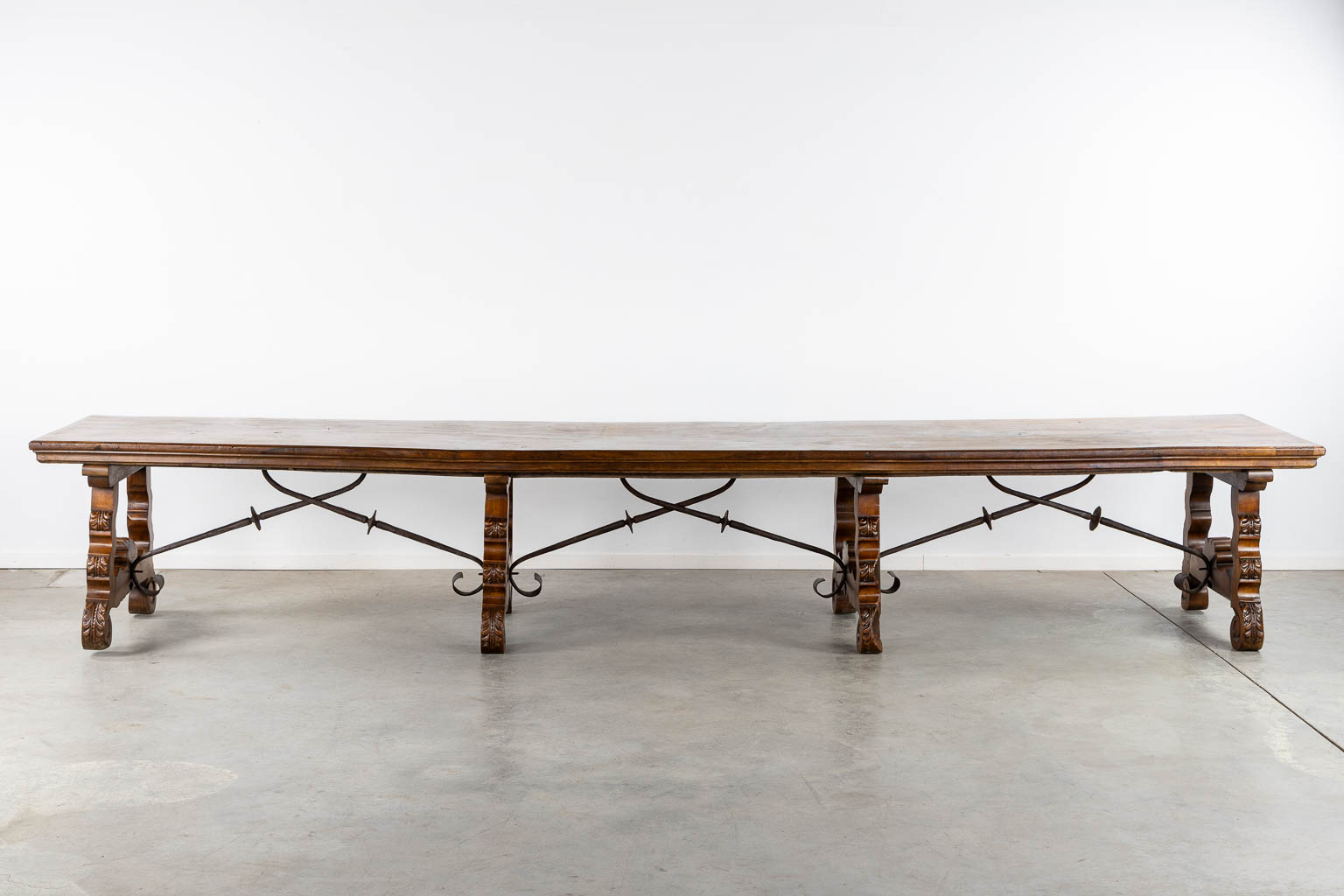 A highly exceptional Spanish tabel, single slab table top, walnut, 19th C. (L:94 x W:473 x H:80 cm)