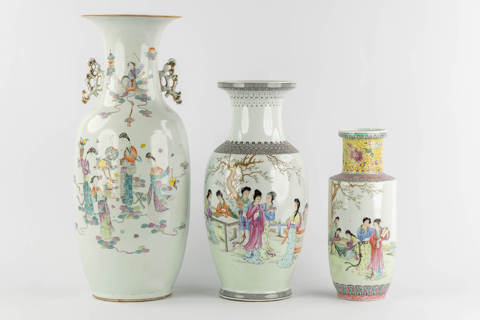 Drie Chinese vazen met decor van dames. (H:58 x D:23 cm)