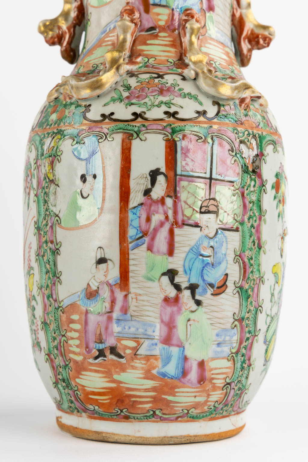 A pair of Chinese Canton vases, decorated with figurines and fauna/flora. (H:33 x D:16 cm)