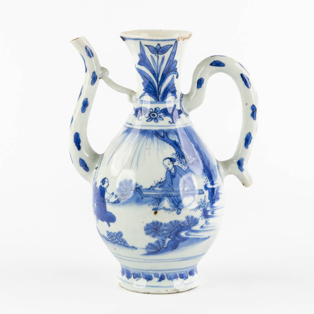 Een Chinese blauw-witte schenkkan of theepot, transitieperiode, 18de eeuw. (L:10 x W:15 x H:20,5 cm)