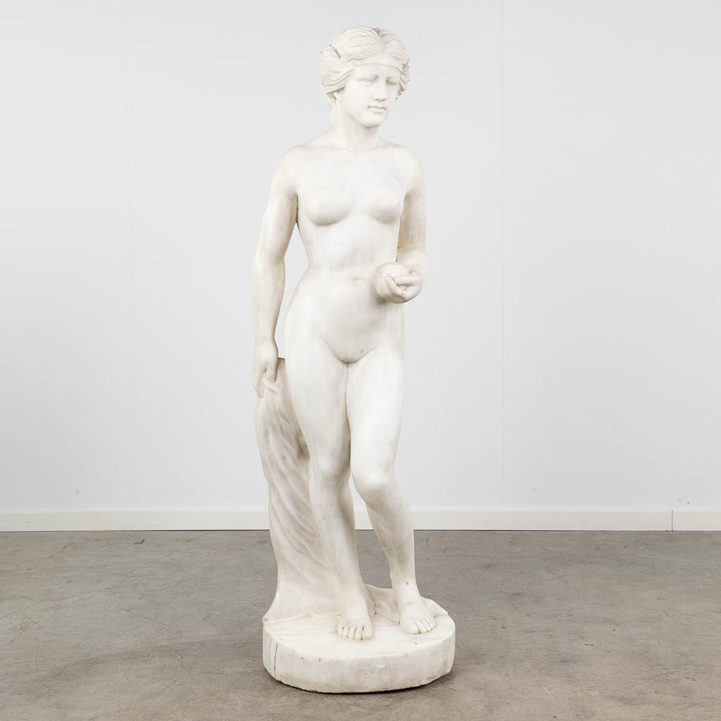 Lerosso, 'Venus met een appel' een gesculpteerd beeld, Carrara marmer. (L:37 x W:43 x H:138 cm)