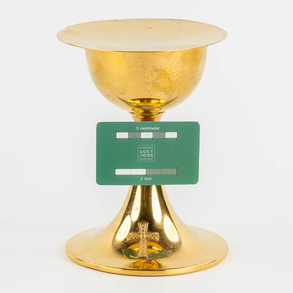 A modern chalice with vermeil cuppa, paten. 20th C.  (H:19 x D:14 cm)