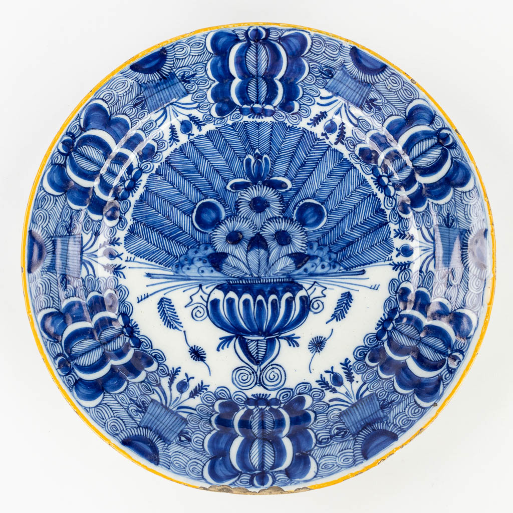 De Klaauw, Delft, a faience 'Peacock plate', 18th century. (H: 5 x D: 31,5 cm)