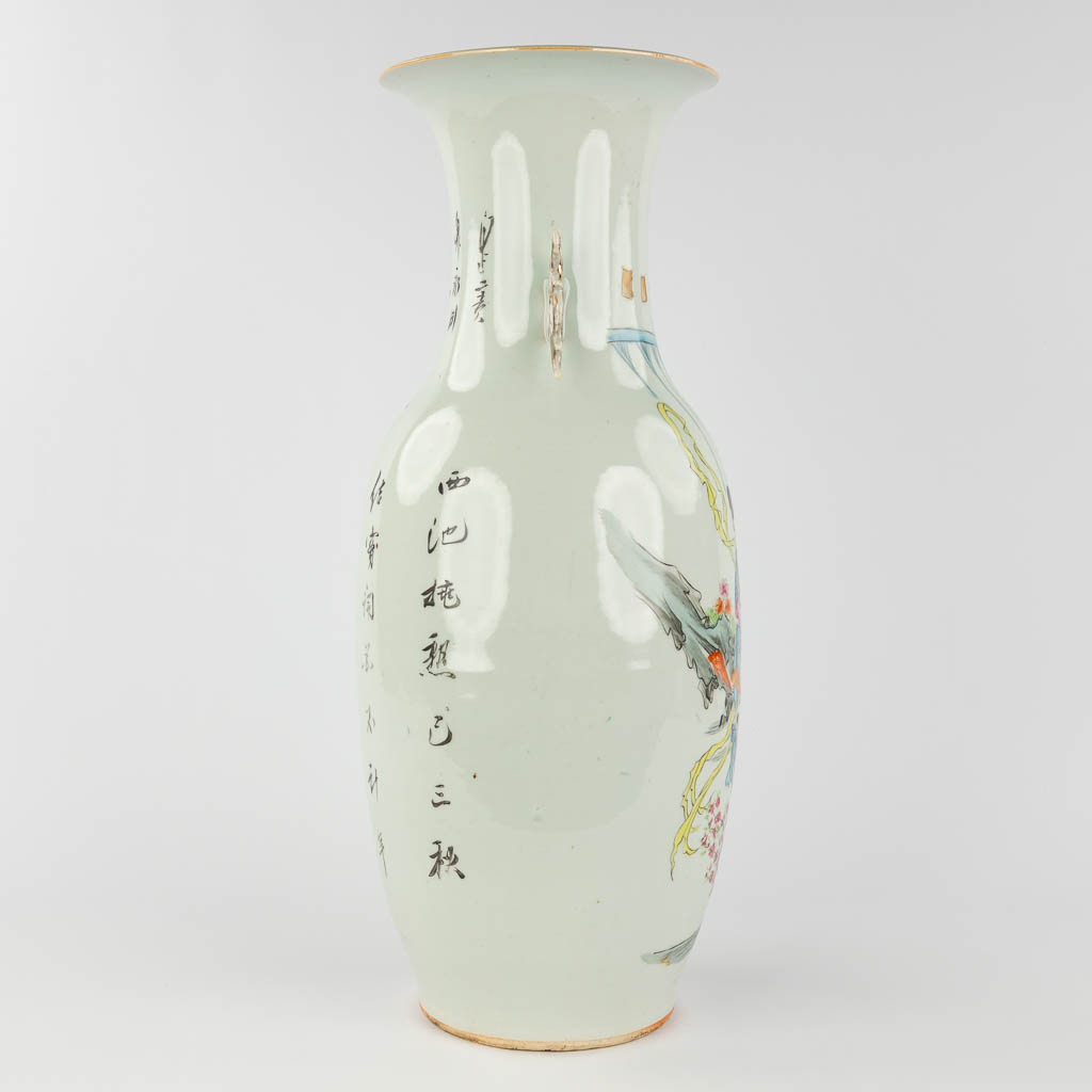 A Chinese vase and vase with lid, decorated with ladies. 19th/20th C. (H: 58 x D: 23 cm)