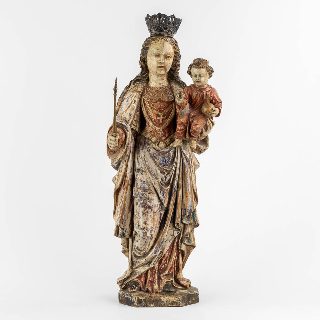 A Mechelen 'Poupée de Malines' Madonna with a Child, sculptured fruit wood, 16th/17th C. (L:16 x W:22 x H:60 cm)