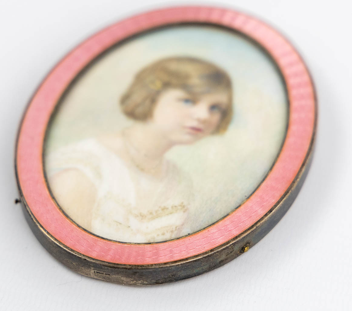 A silver and Guilloché enamel picture frame, early 20th C. (W:8 x H:10 cm)