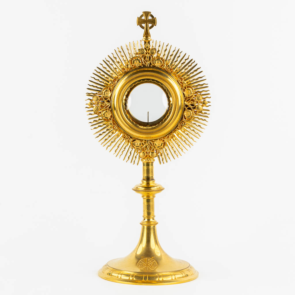 A gilt brass sunburst monstrance, 20th C. (W:20 x H:40 cm)