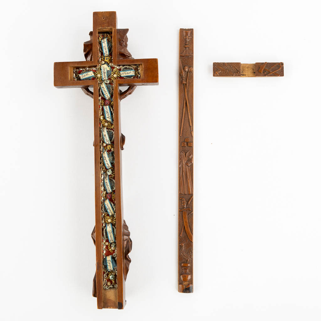 A very finely sculptured crucifix with 12 relics. 19th C. (L:3 x W:9,5 x H:26,5 cm)