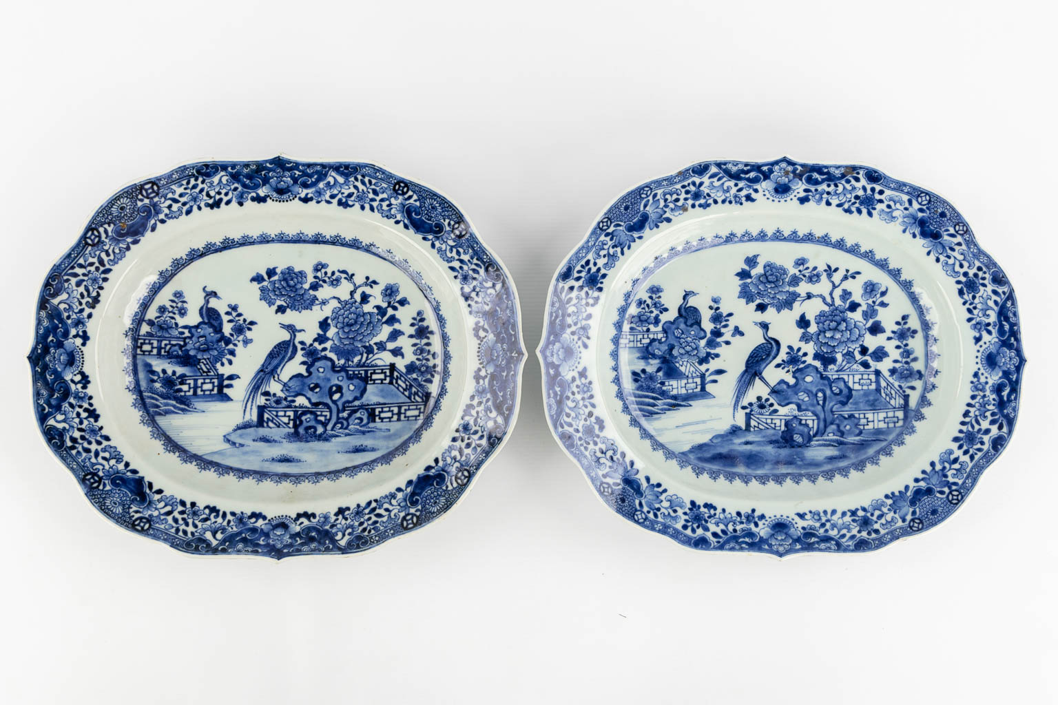 Vijf Chinese en Japanse borden en schalen, Imari en Blauw-Wit. (L:29 x W:35 cm)