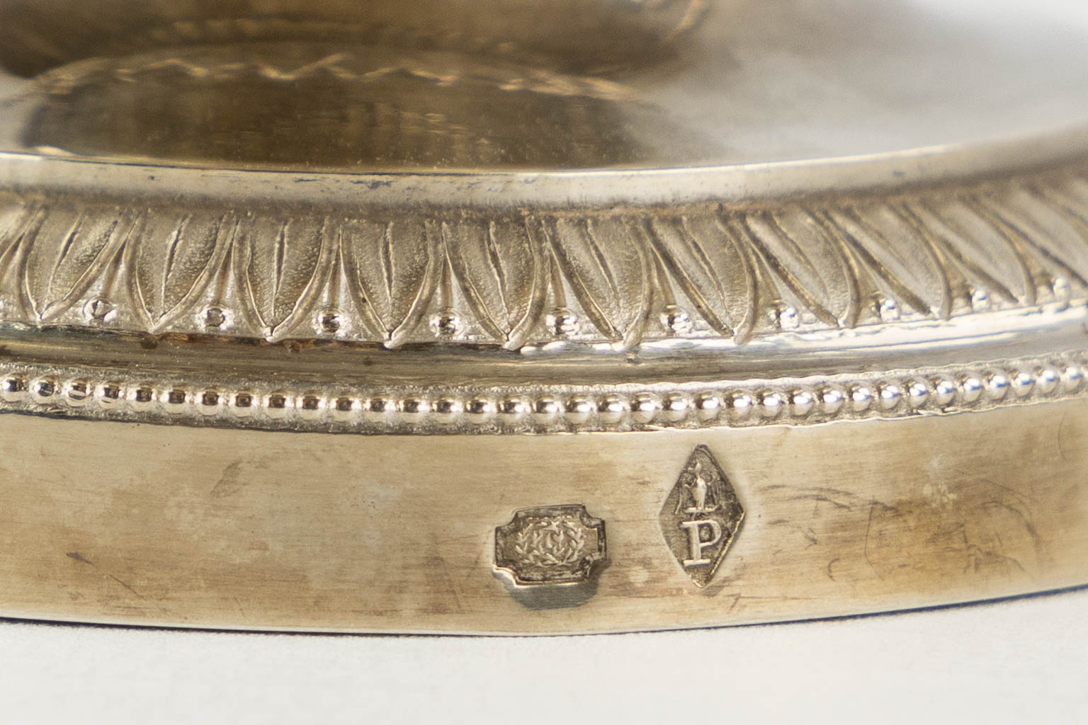 Een collectie zilveren mosterd, peper- en zoutvaatjes, zilver. België. 19de eeuw. (W:21 x H:17 cm)