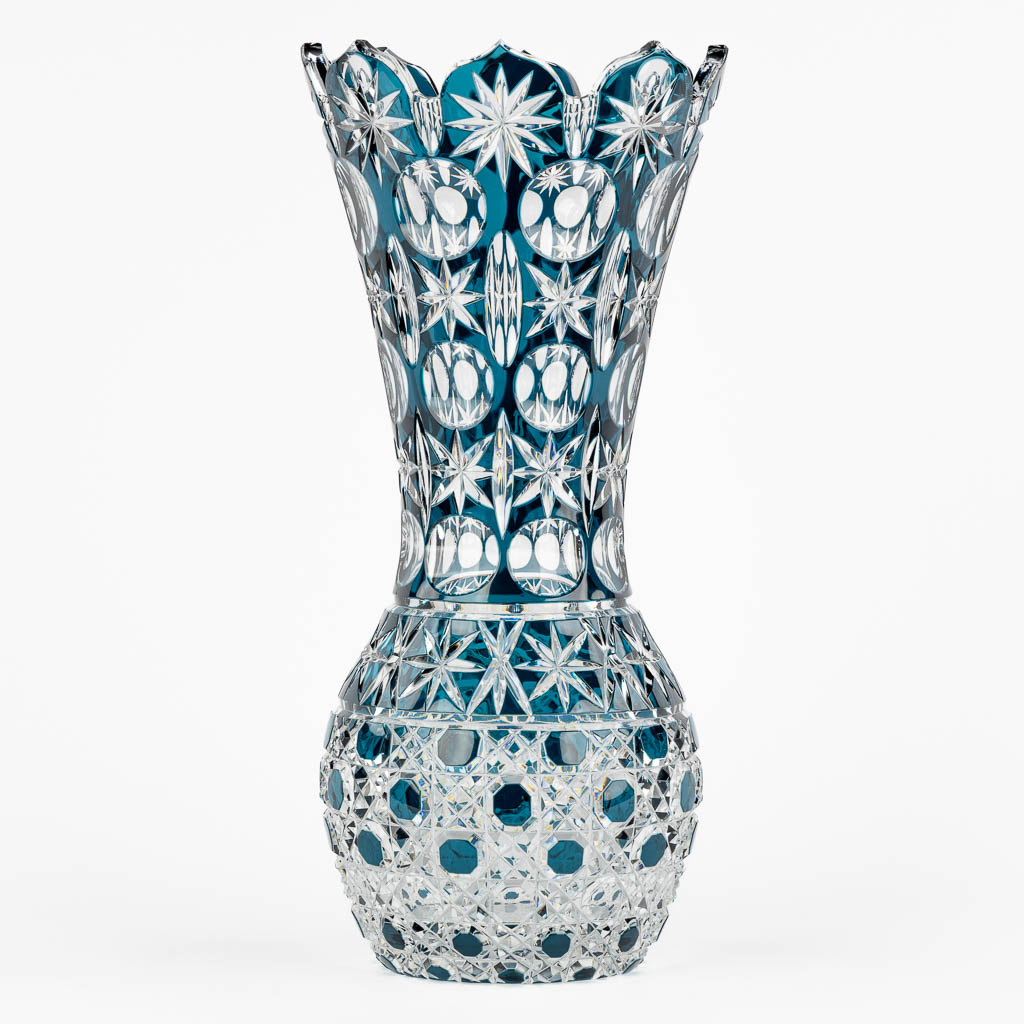 Val Saint Lambert, a vase made of cut crystal. Not signed. (H:35 x D:16 cm)