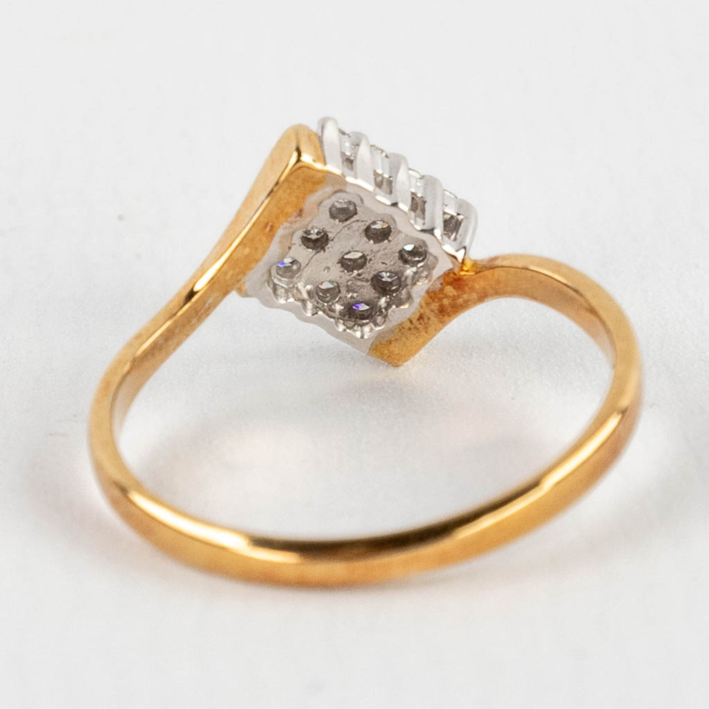 Een geel met witgouden ring, afgewerkt met 9 briljanten. 2,14g. size: 51