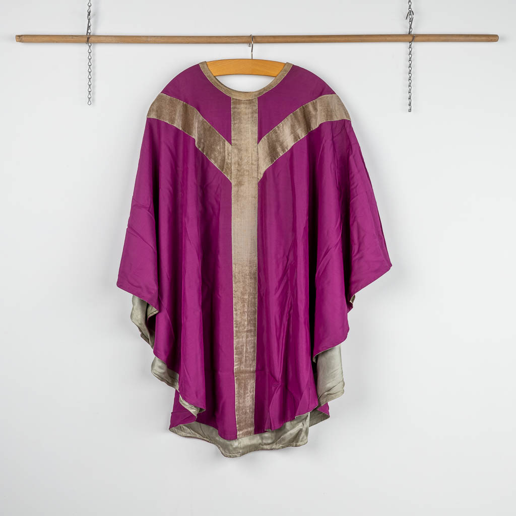 A set of 4 modern Chasubles, a Humeral Veil, Stola, Brusa and Chalice Veils. 