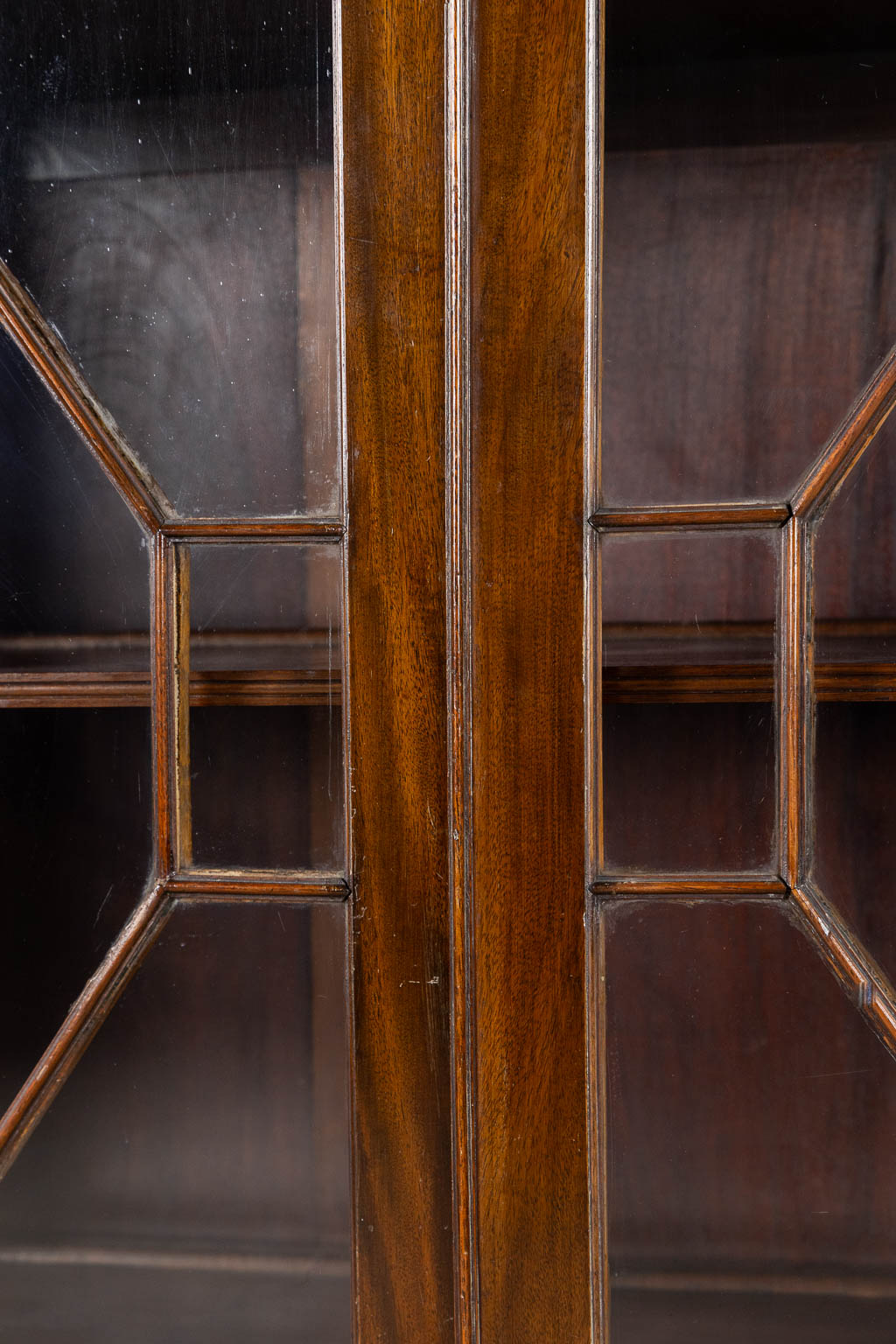 An English display cabinet, Library cabinet, 19th C. (L:49 x W:125 x H:230 cm)