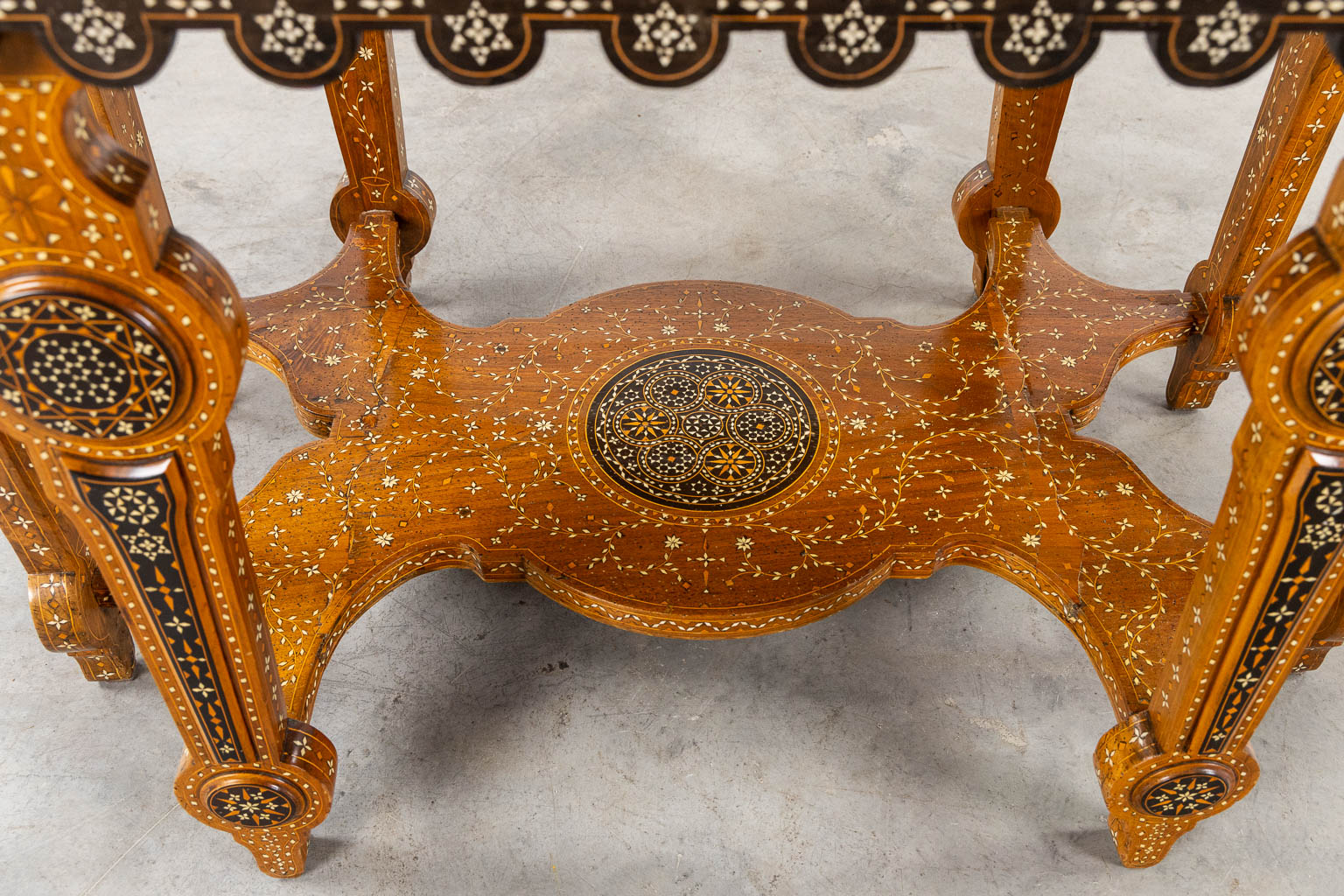 A Syrian table with two matching chairs, Marquetry and copper inlay, 19th C. (L:87 x W:121 x H:80 cm)