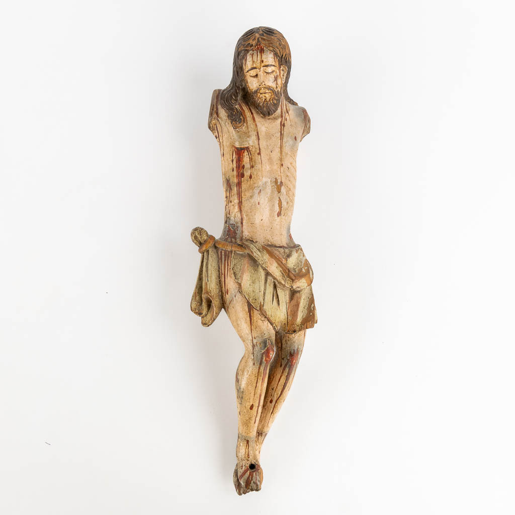 Een houtgesculpteerde 'Corpus Christi', Fruithout, 16de eeuw. (L:8 x W:12 x H:47 cm)