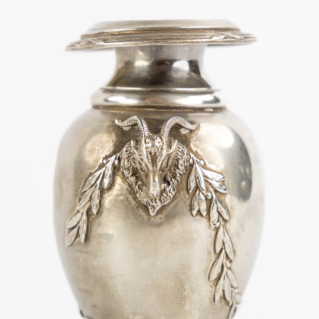 A silver vase and ajoured bowl, gross weight: 505g. (H:17 x D:22 cm)